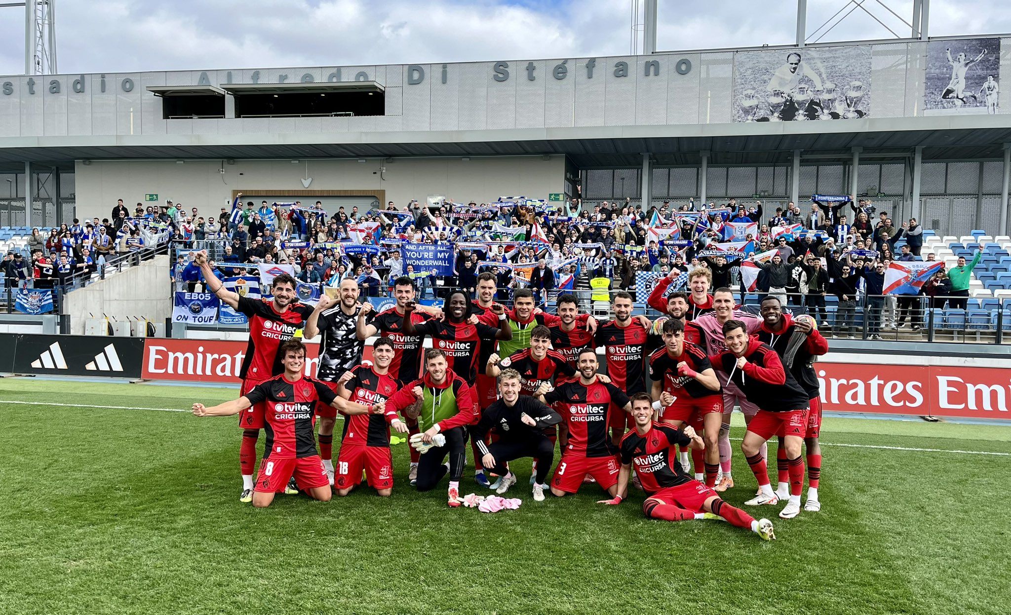 Momento de la celebración final de la plantilla de la Ponferradina tras llevarse la victoria en el descuento ante el Castilla. SDP Momento de la celebración final de la plantilla de la Ponferradina tras llevarse la victoria en el descuento ante el Castilla. SDP