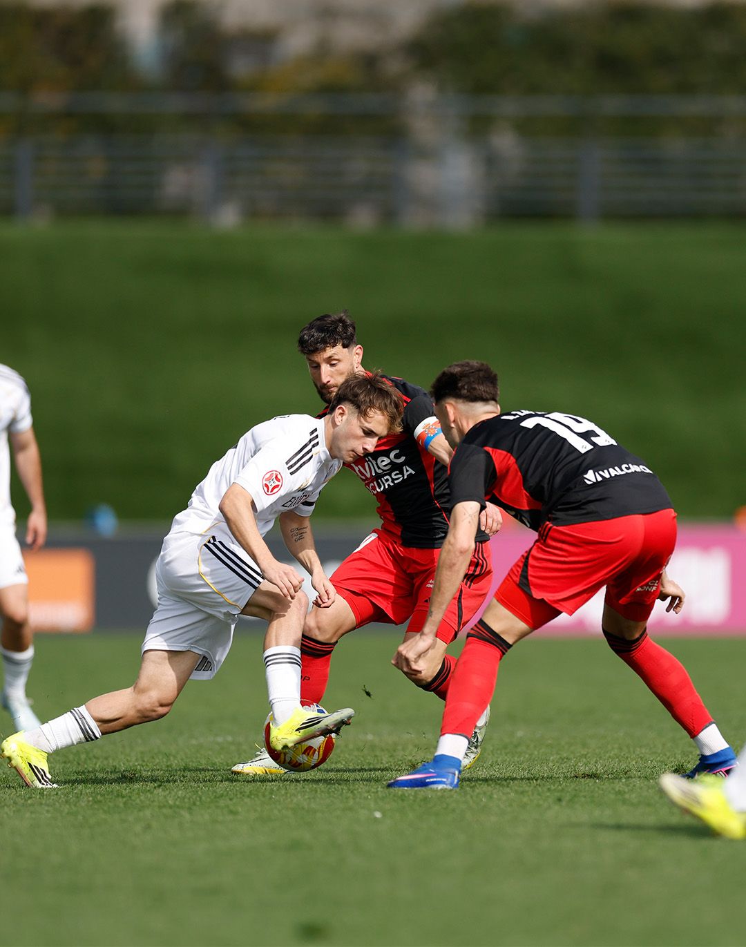 Borja Valle y Andoni ante Palacios intentándose quitarle el balón. REALMADRID