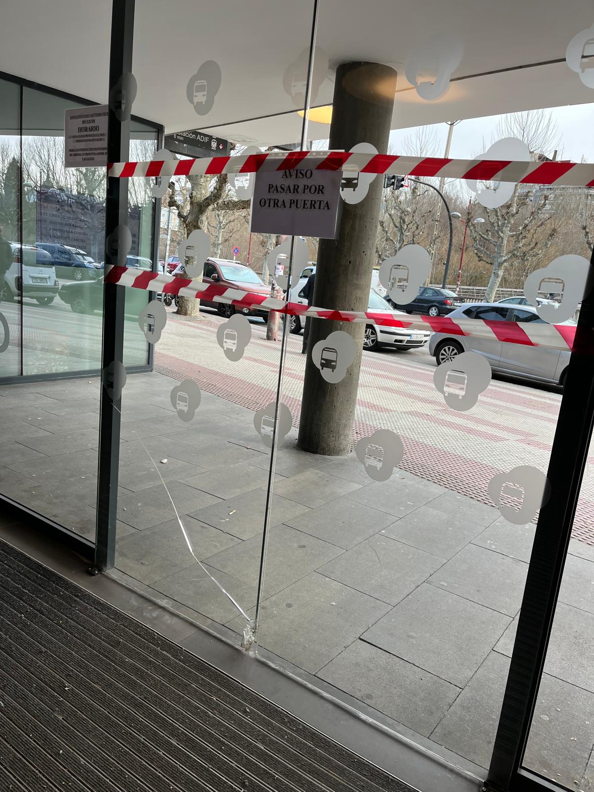 Imagen de la puerta de acceso a la estación de autobuses Reina Doña Urraca. | L.N.C.