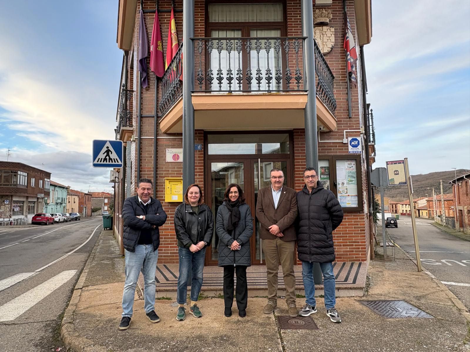La candidata de Unión del Pueblo Leonés (UPL) a las Cortes, Alicia Gallego, visita el municipio de Cuadros. |ICAL La candidata de Unión del Pueblo Leonés (UPL) a las Cortes, Alicia Gallego, visita el municipio de Cuadros. |ICAL