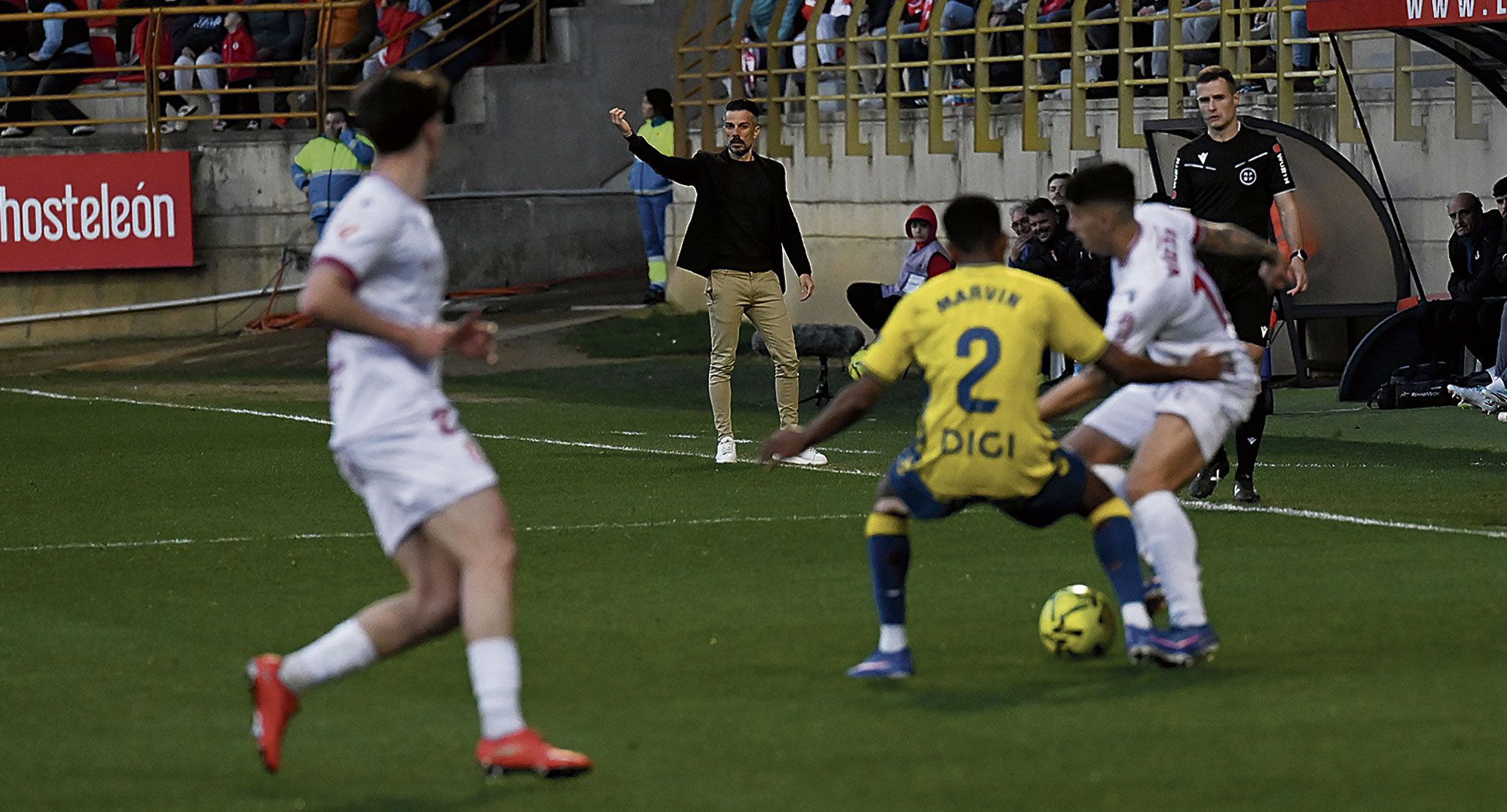 El extremo de la Cultural Víctor Moreno encara al defensor de Las Palmas con De la Barrera al fondo. | SAÚL ARÉN