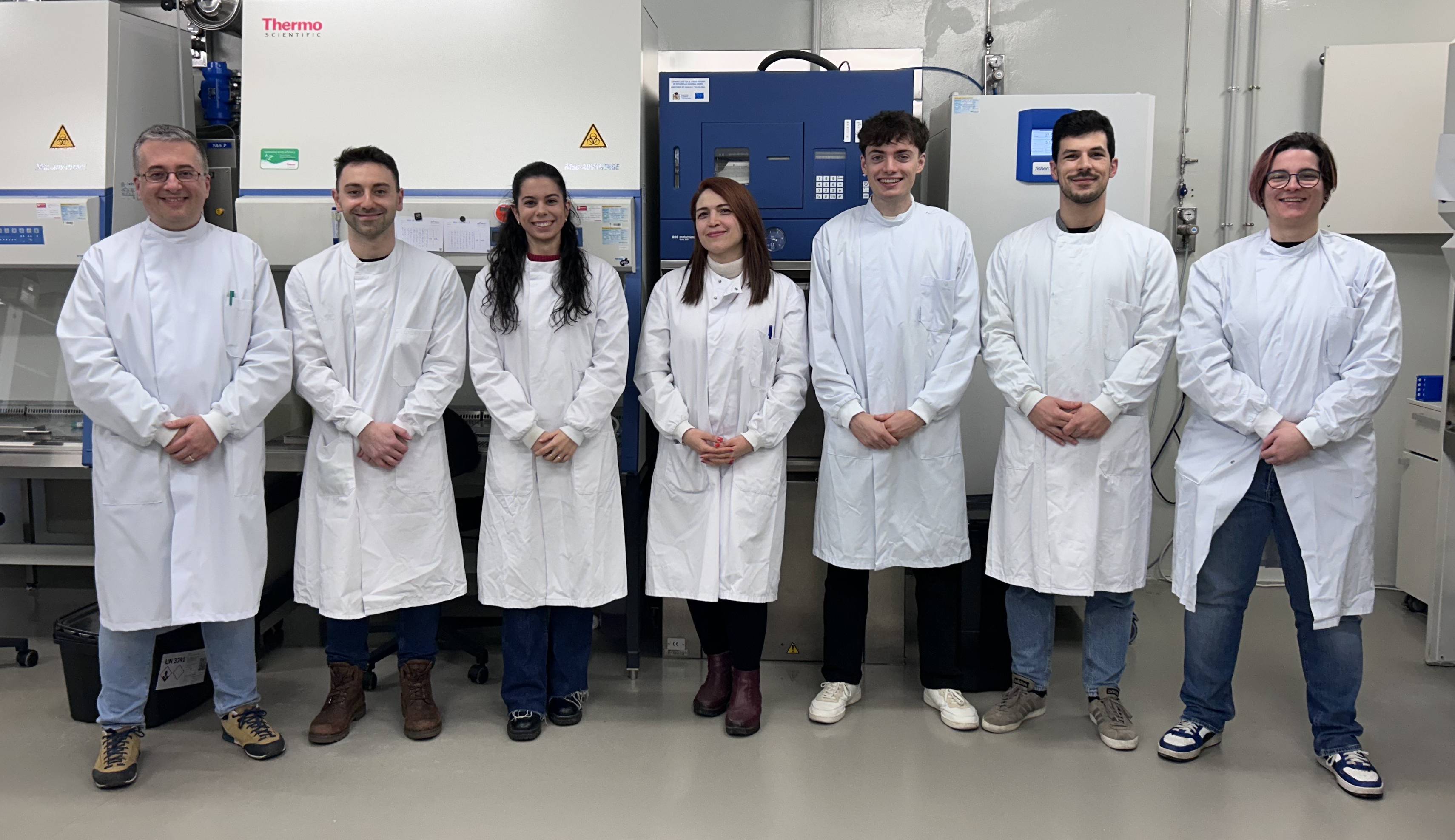 Imagen del equipo investigador de la Universidad de León (ULE) que ha publicado el estudiO sobre 'Rhodococcus equi' . | L.N.C.