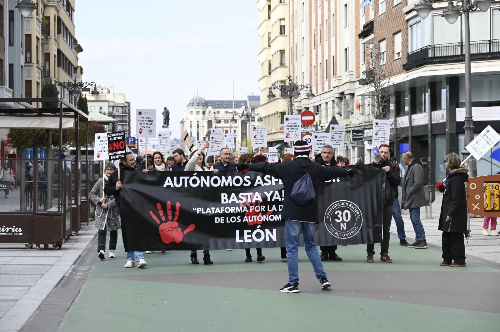 Los autónomos se manifiestan en León. | SAÚL ARÉN