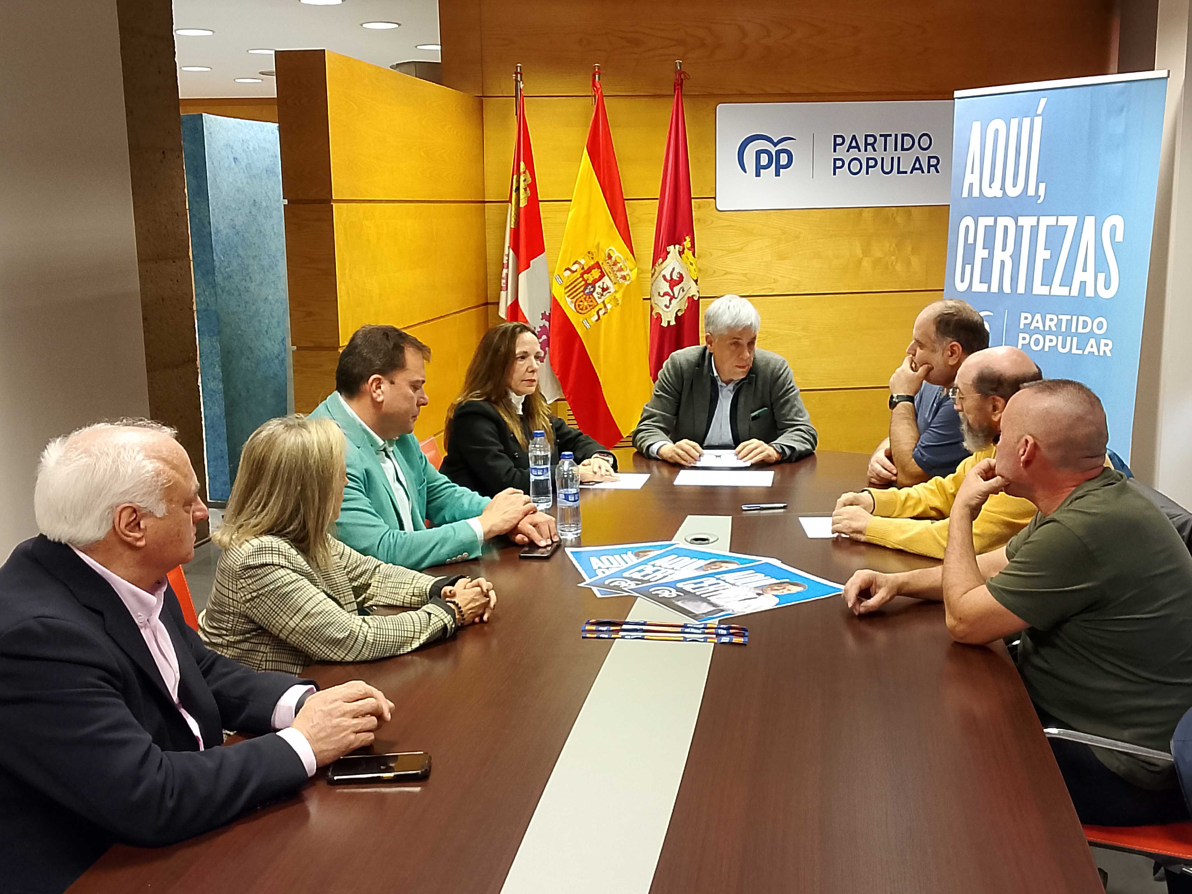 Foto de la reunión entre el PP y la plataforma 'Más Vuelos'.| L.N.C. Foto de la reunión entre el PP y la plataforma 'Más Vuelos'.| L.N.C.