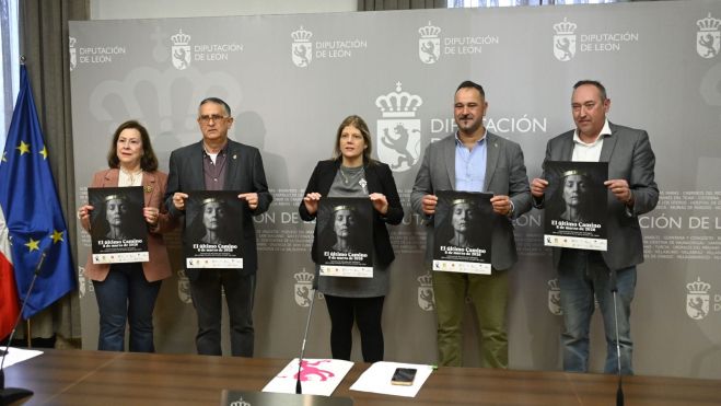 Los presentes en el acto con el cartel de la iniciativa. SÚL ARÉN