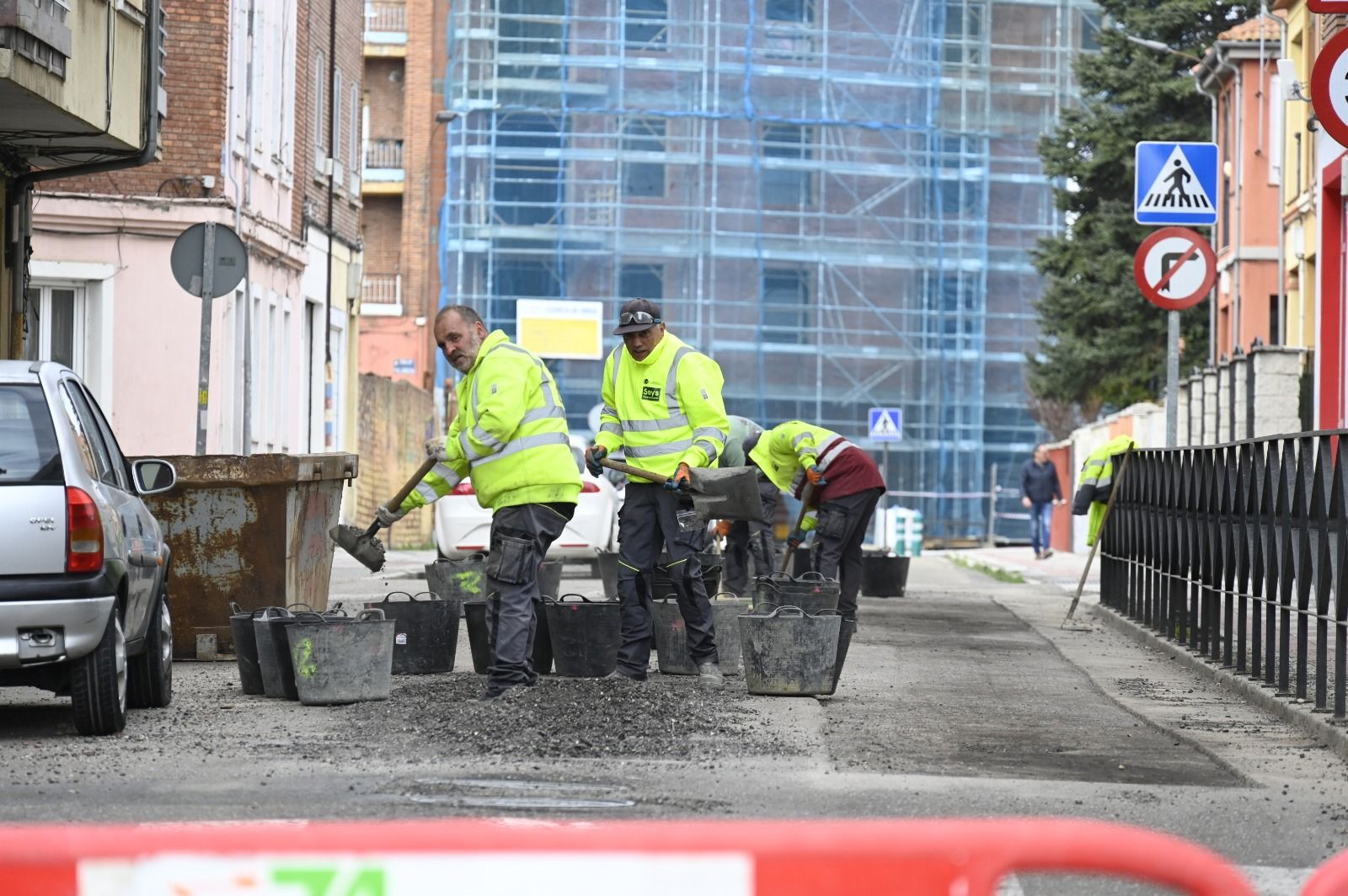 Reparación parcial del aglomerado asfáltico en diferentes calles de León. | SAÚL ARÉN