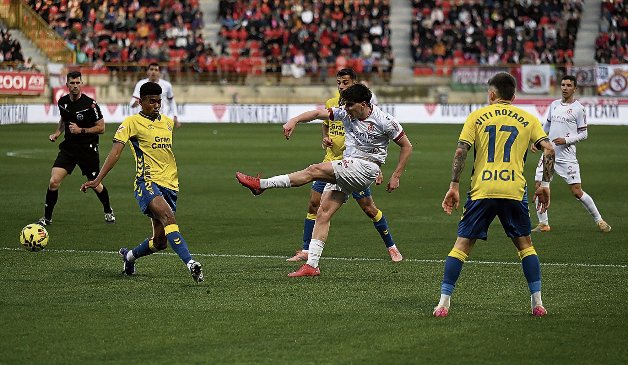 Hinojo dispara durante el choque entre Cultural y Las Palmas. | SAÚL ARÉN