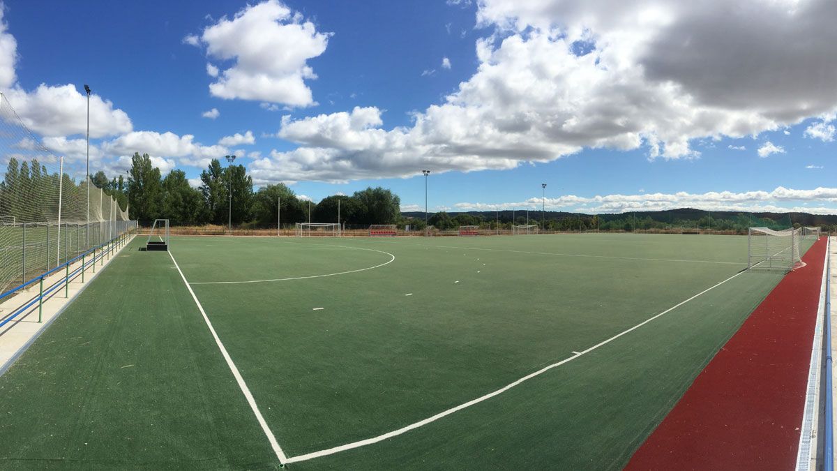 El campo de hockey de Villaquilambre ya está preparado para albergar partidos después de años de obras. | L.N.C. El campo de hockey de Villaquilambre ya está preparado para albergar partidos después de años de obras. | L.N.C.