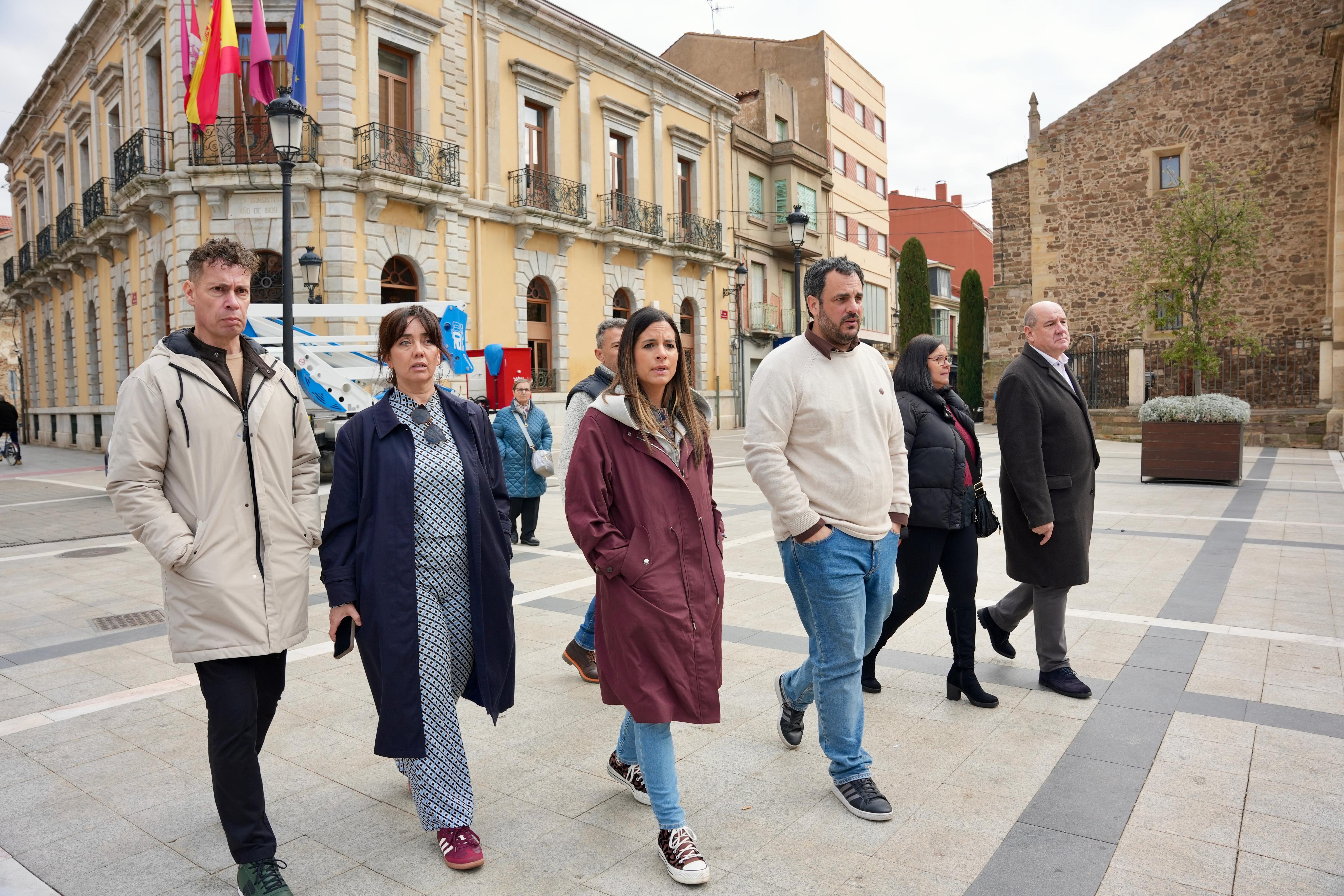 La candidatura del PSOE de León a las Cortes de Castilla y León en su visita a La Bañeza. | L.N.C. La candidatura del PSOE de León a las Cortes de Castilla y León en su visita a La Bañeza. | L.N.C.
