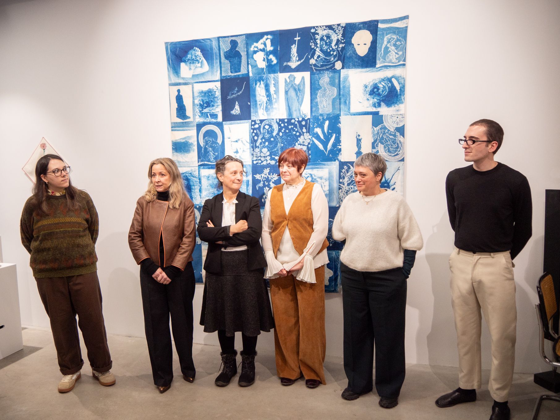 Presentando la exposición en la galería leonesa Ármaga. | VICENTE GARCÍA
