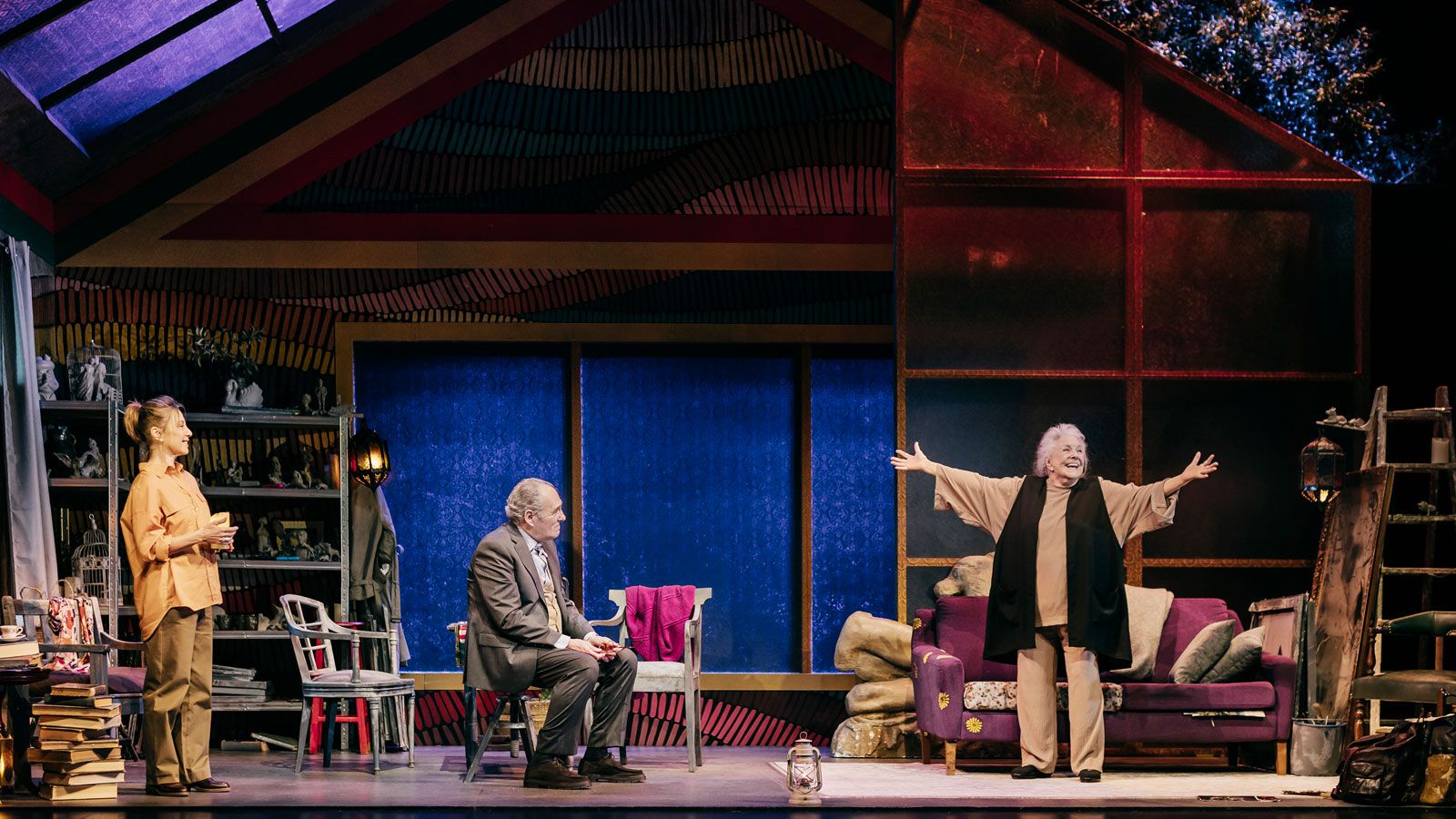 Natalia Dicenta, Carlos Olalla y Lola Herrera en una escena de la obra de teatro ‘Camino a la Meca’, que esta semana hace escala en León. | PENTACIÓN