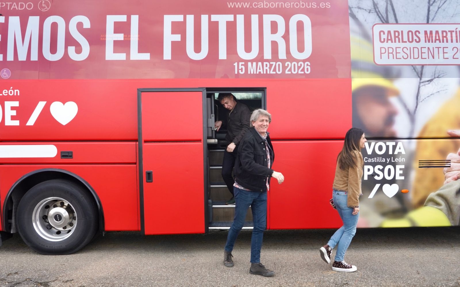 El secretario general del PSOECyL y candidato a la Presidencia de la Junta, Carlos Martínez en el autobus de la cmapaña electoral | MIRIAM CHACÓN / ICAL