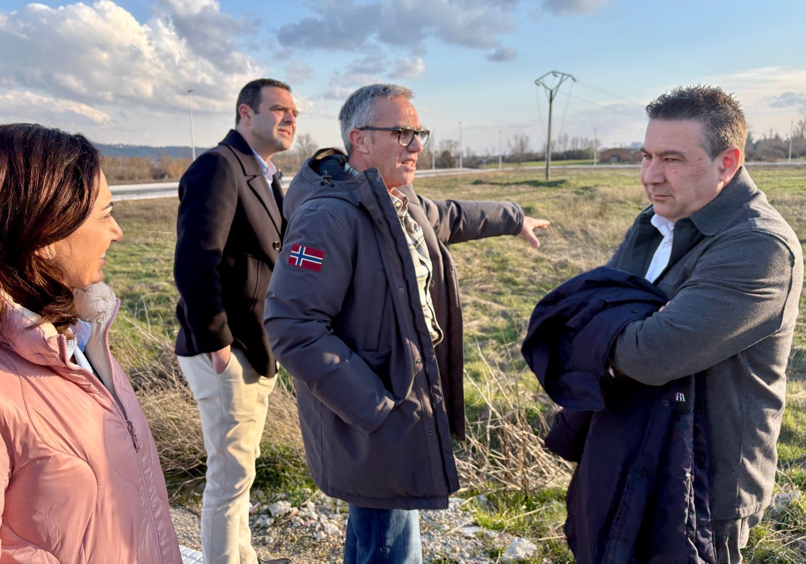Alicia Gallego, candidata de la UPL, visita los solares de Villaquilambre donde deberían construirse el instituto y el centro de salud, acompañada del alcalde y miembros de su candidatura | L.N.C.