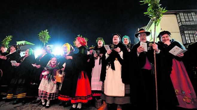 El Grupo Aguzo y muchos leoneses recrearon la tradición de las marzas por las calles de León SAÚL ARÉN