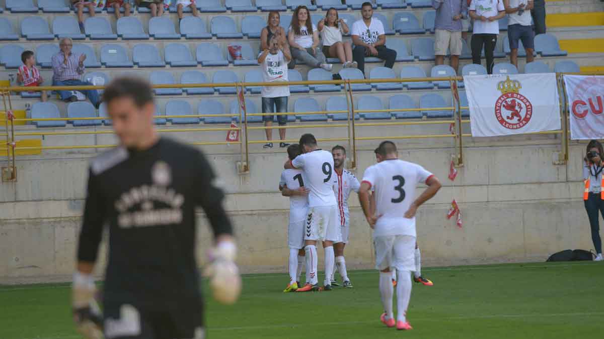Los jugadores de la Cultural celebran el segundo gol logrado frente al Somozas. | MAURICIO PEÑA