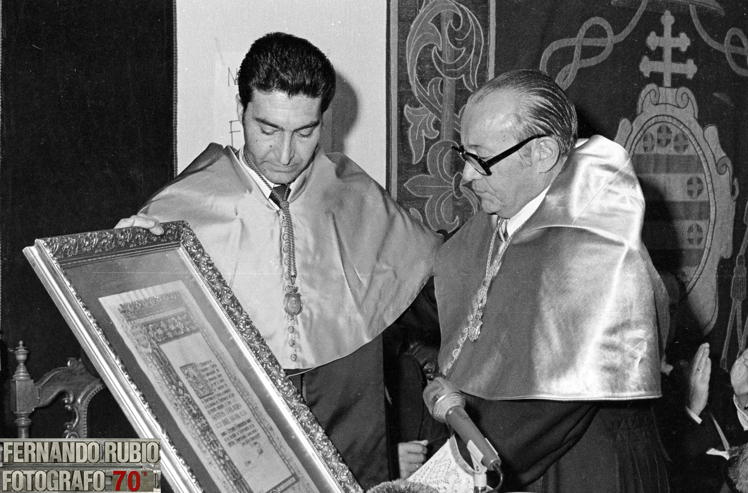  Santos Ovejero del Agua recibe el título de Decano Honorario Veterinaria de manos del decano en 1977, Sotillo Ramos / FERNANDO RUBIO