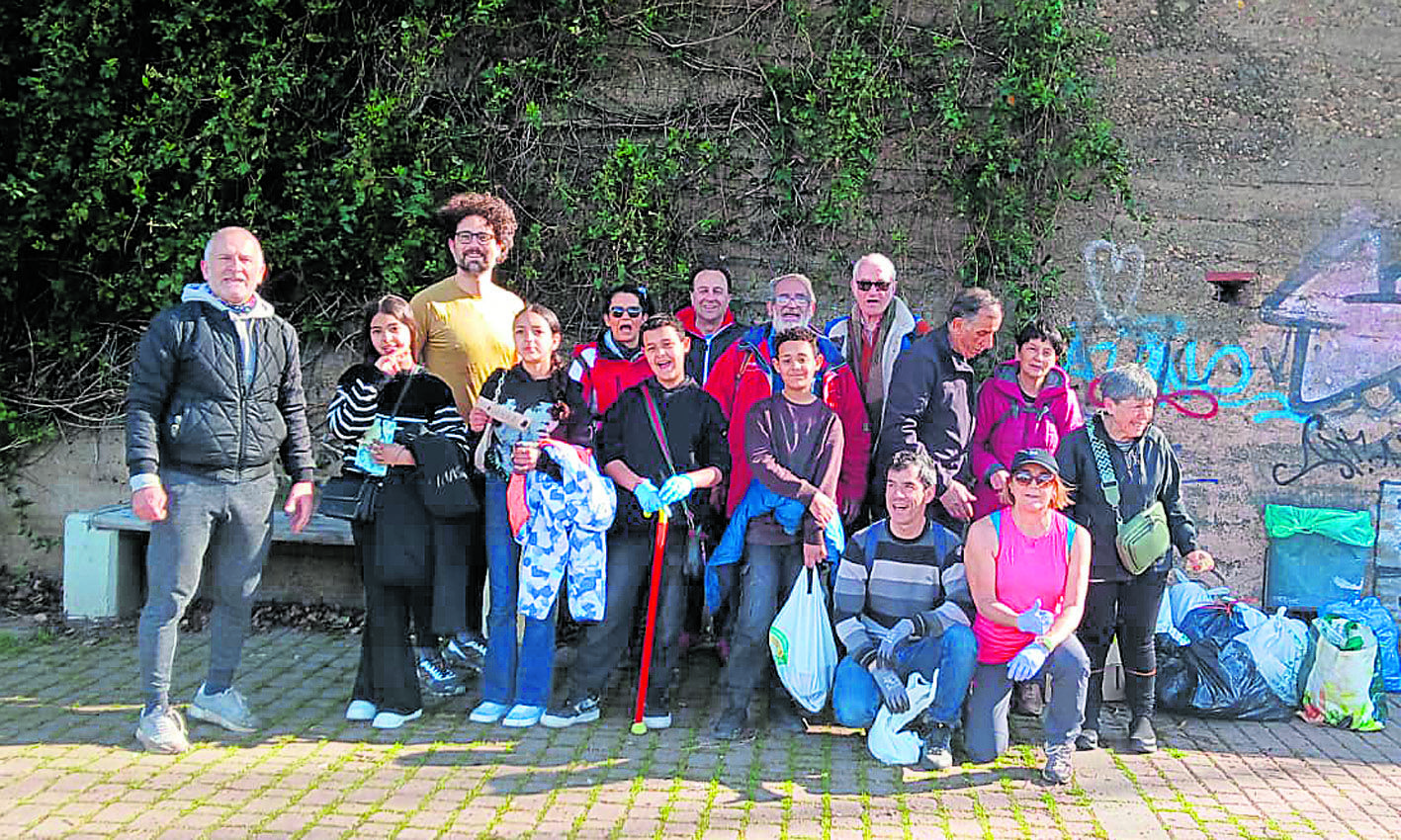 Los quince voluntarios que este primer domingo acudieron a la hacendera de la limpieza del Bernesga / AMIGOS DEL MOCHO