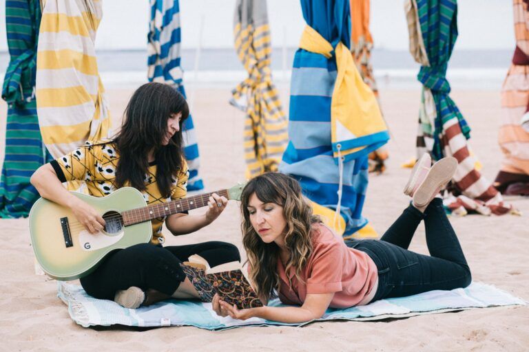 El dúo gijonés Pauline en la Playa, integrado por Mar Álvarez y Alicia Álvarez.