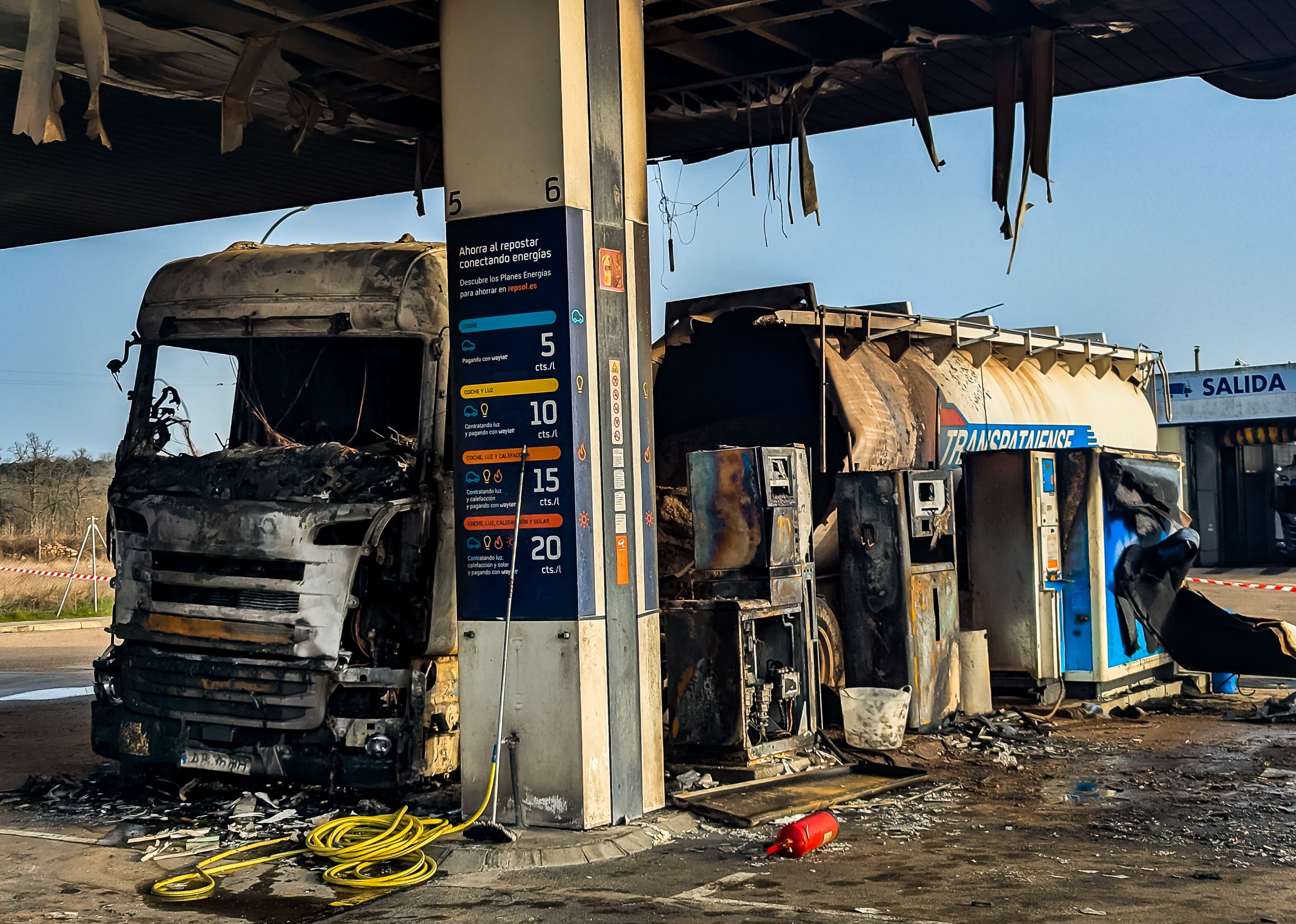 Así quedó la gasolinera de Ciudad Rodrigo en la que ardió un camión cuando repostaba. | ICAL