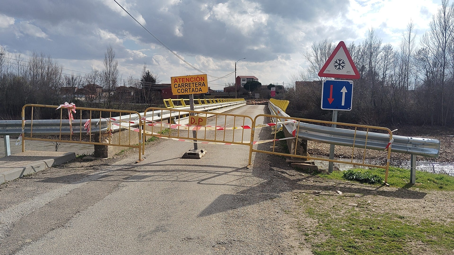 Cortado al tráfico el puente de Miñambres de la Valduerna por el mal estado de uno de sus pilares. | L.N.C. Cortado al tráfico el puente de Miñambres de la Valduerna por el mal estado de uno de sus pilares. | L.N.C.
