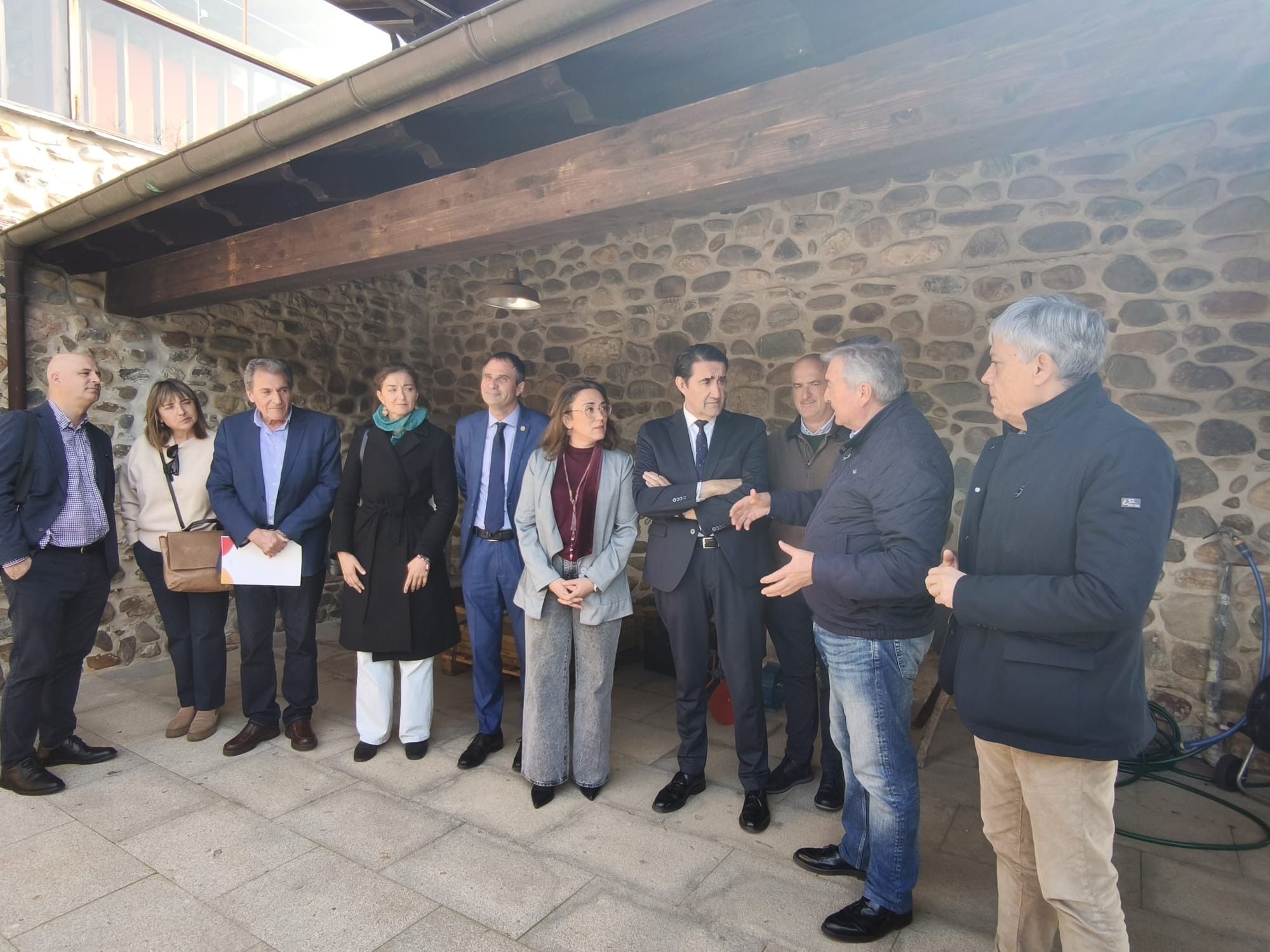 Visita de la delegación de candidatos y la consejera de Agricultura a las marcas de garantía bercianas.