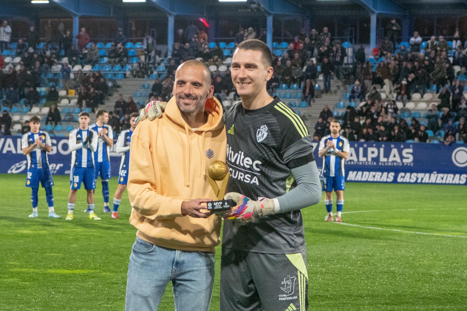 Andrés Prieto, junto a Yuri recibiendo el MVP de enero, cumplirá este sábado 100 partidos con la Ponferradina. ENRIQUE RAMÓN Andrés Prieto, junto a Yuri recibiendo el MVP de enero, cumplirá este sábado 100 partidos con la Ponferradina. ENRIQUE RAMÓN