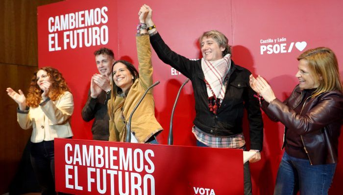El candidato del PSOE a la presidencia de la Junta, Carlos Martínez, con Silvia Cao a izquierda de la imagen. | ICAL