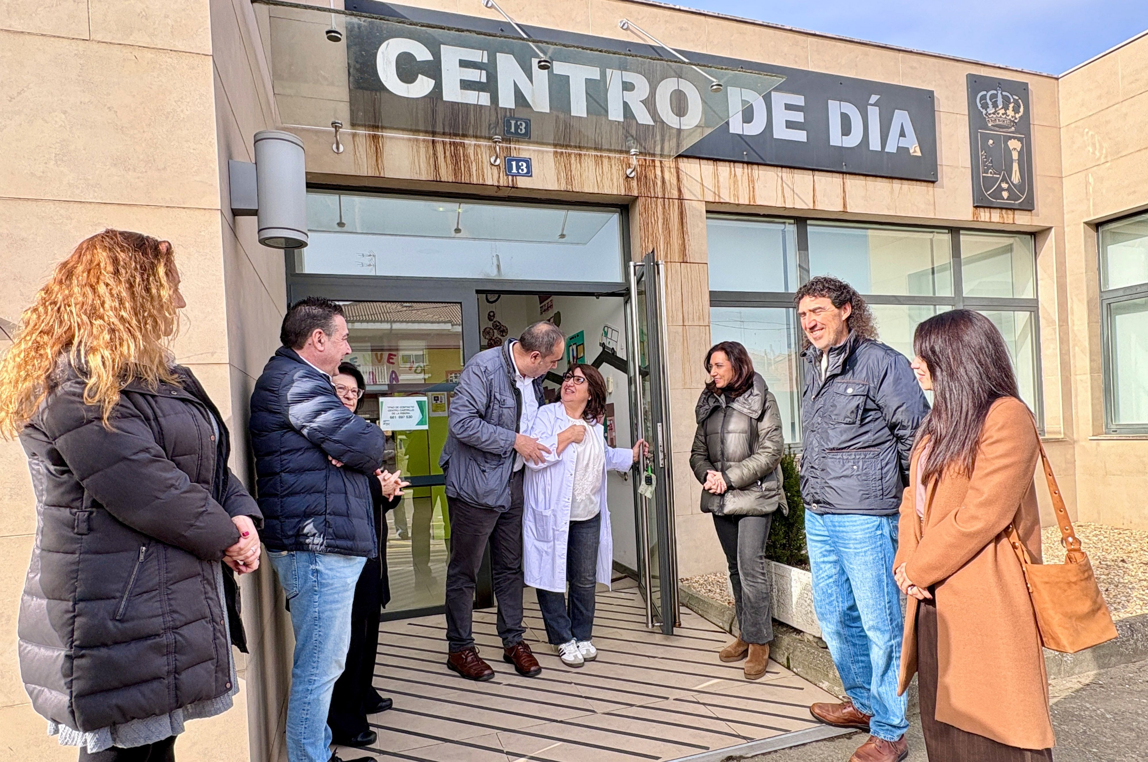La candidata de UPL a las Cortes, Alicia Gallego, visita Villaturiel. | L.N.C.