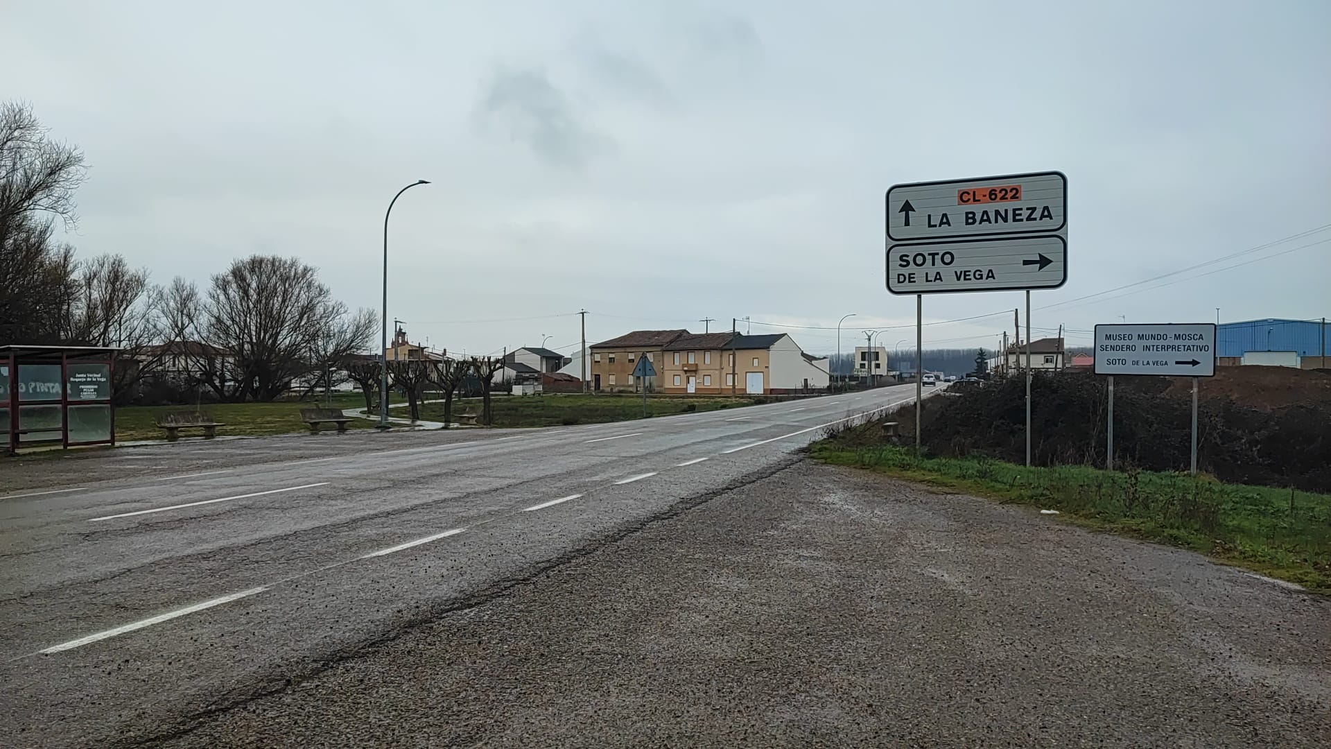 Margen derecha de la CL-622 en la que se construirá la senda peatonal. | A. RODRÍGUEZ