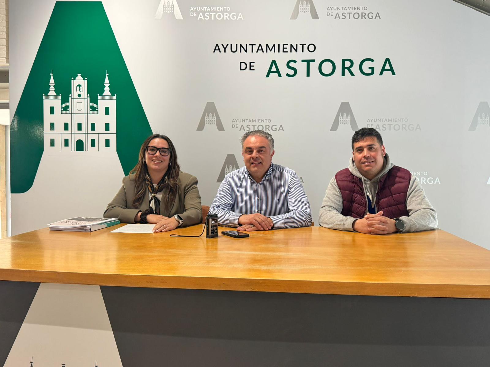 Paula Brito, José Luis Nieto, David Gordón durante la rueda de prensa.