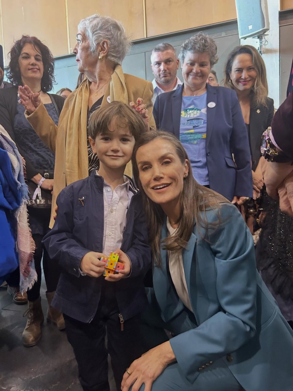 El pequeño Darío junto a la reina Letizia durante un emotivo encuentro | POR DOS PULGARES DE NADA El pequeño Darío junto a la reina Letizia durante un emotivo encuentro | POR DOS PULGARES DE NADA