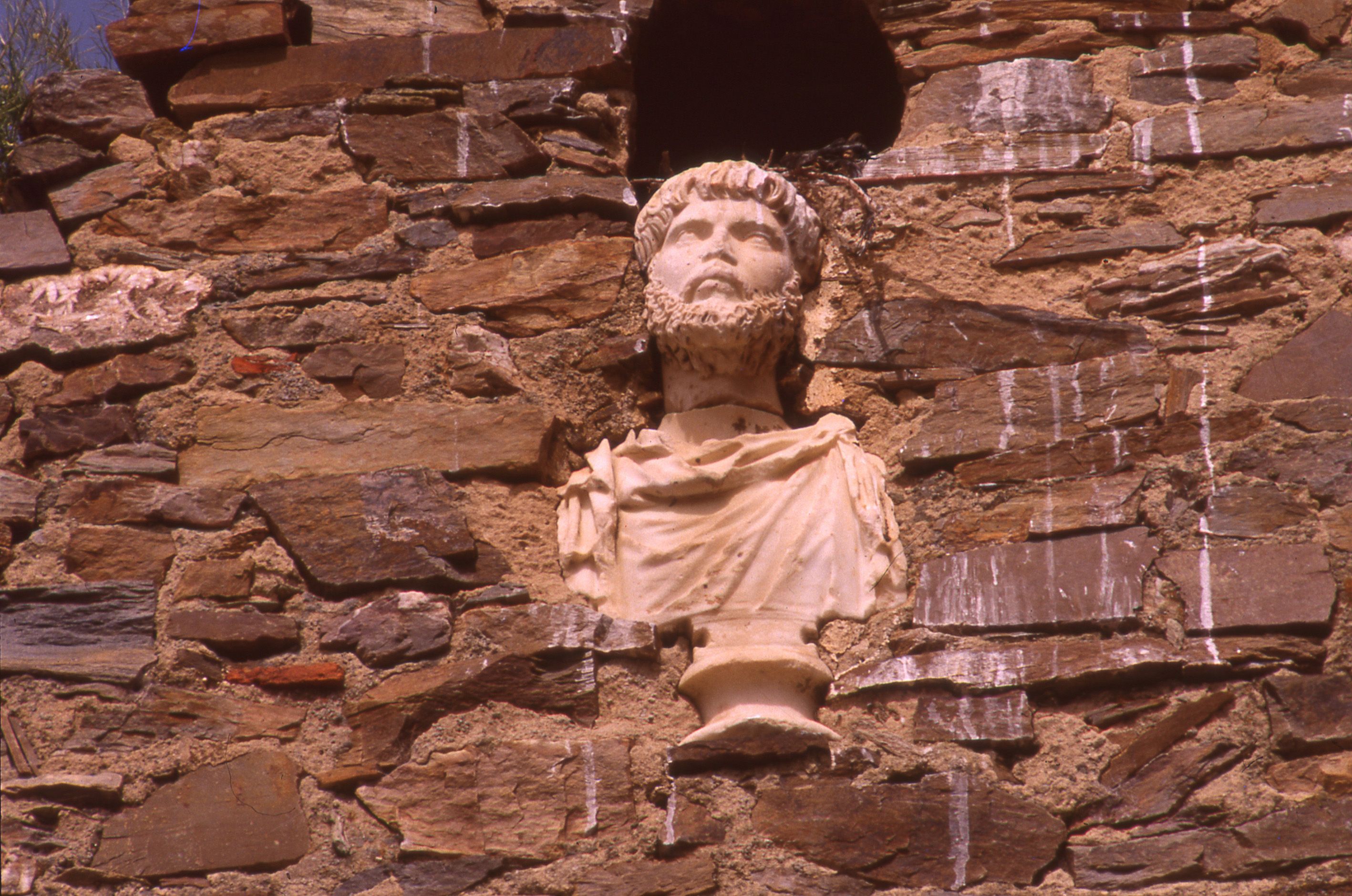 Una imagen de la escultura, que estuvo más de un milenio enterrado antes de ser incrustado en la espadaña de la iglesia de San Pedro. | MUSEO DE LEÓN