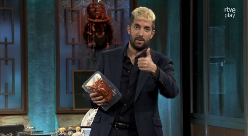 David Broncano posa con un botillo del Bierzo en La Revuelta.