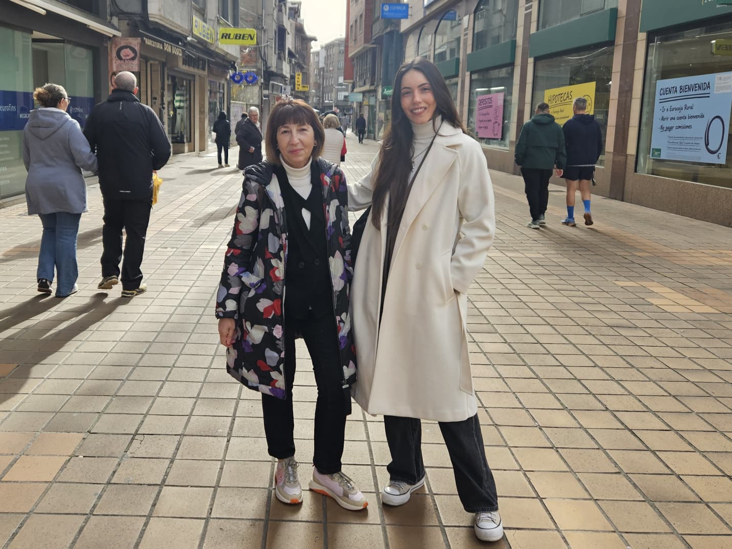 Mabel Fernández y Claudia Alba en su paseo de campaña por Ponferrada. 