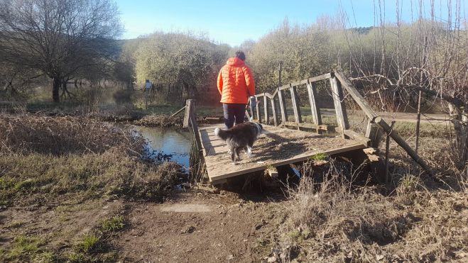 El puente que da a la zona más cerca de la orilla es ahora inaccesible. | MAR IGLESIAS