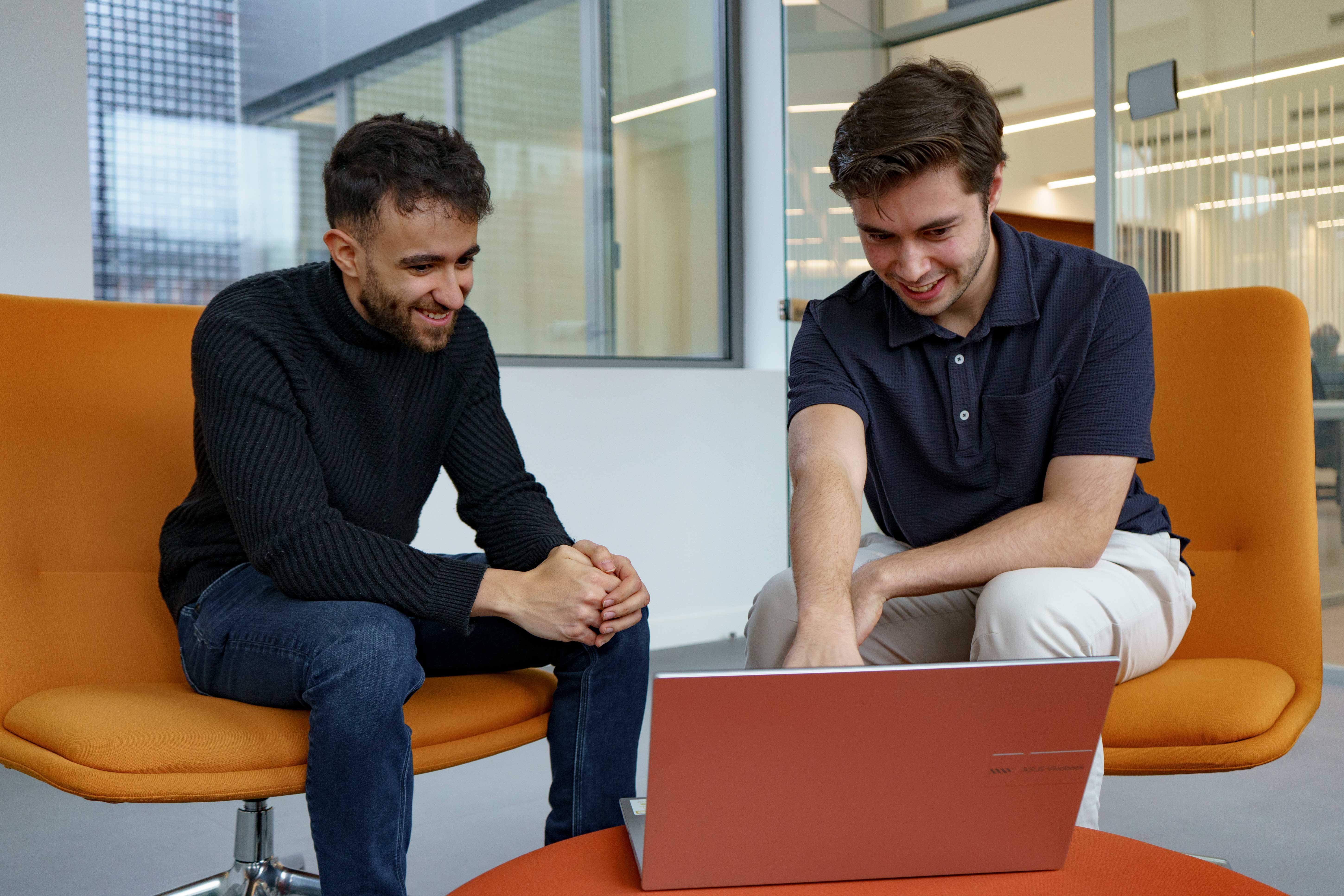 Javier Gómez y Álvaro García son los impulsores de Labaro, una nueva empresa reconocida por la Fele y el Incibe. | L.N.C.
