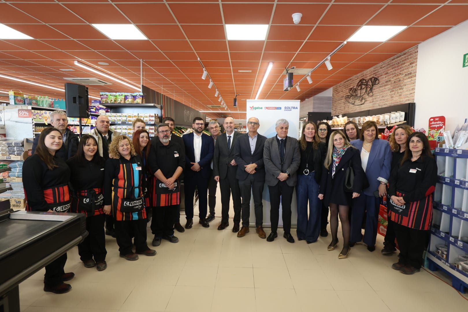 Un instante de la inauguración del supermercado. | FERNANDO OTERO