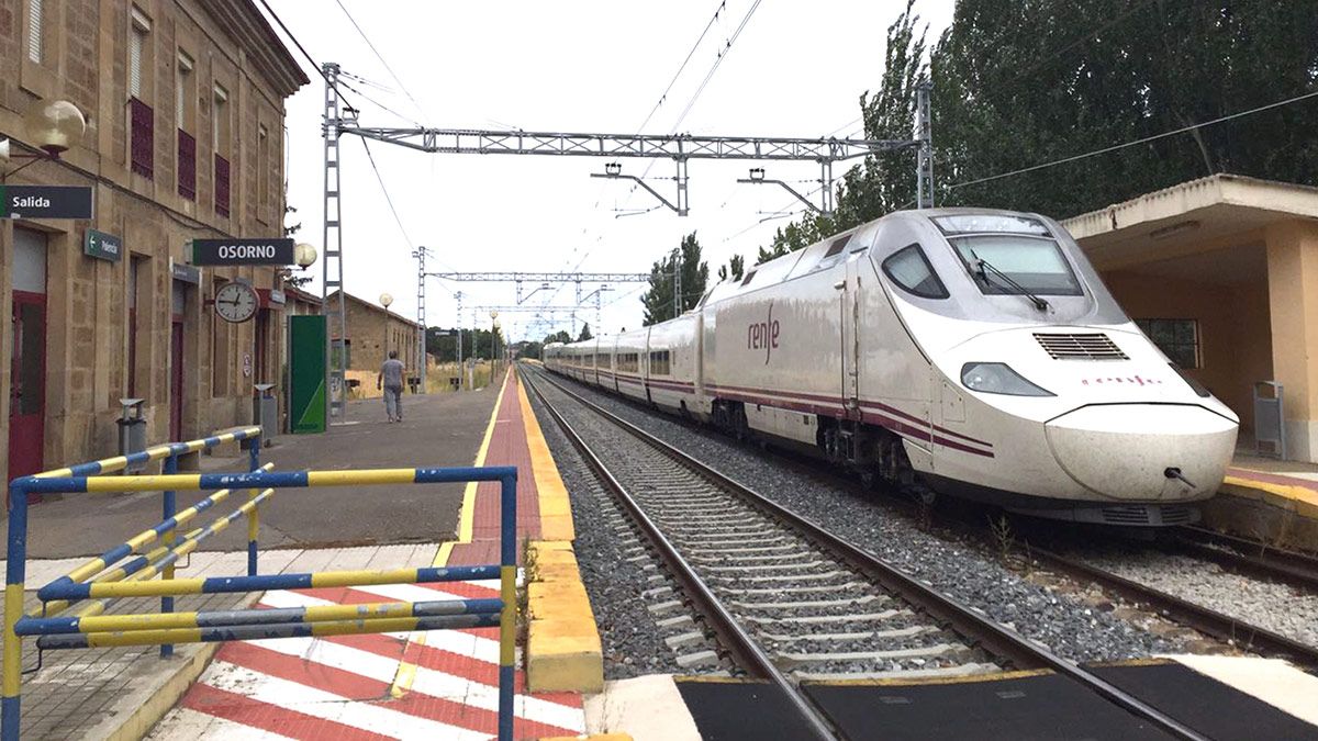 Tren que realizaba el trayecto Santander-Madrid, estacionado en Osorno. | ICAL