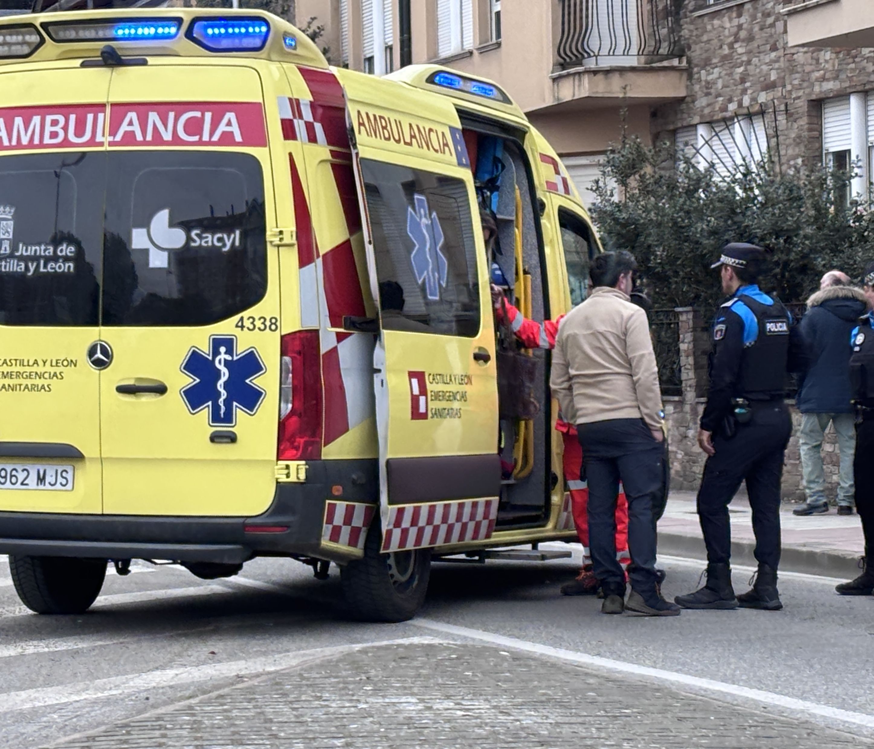 El servicio de emergencias atendiendo a la herida. | JAVIER FERNÁNDEZ