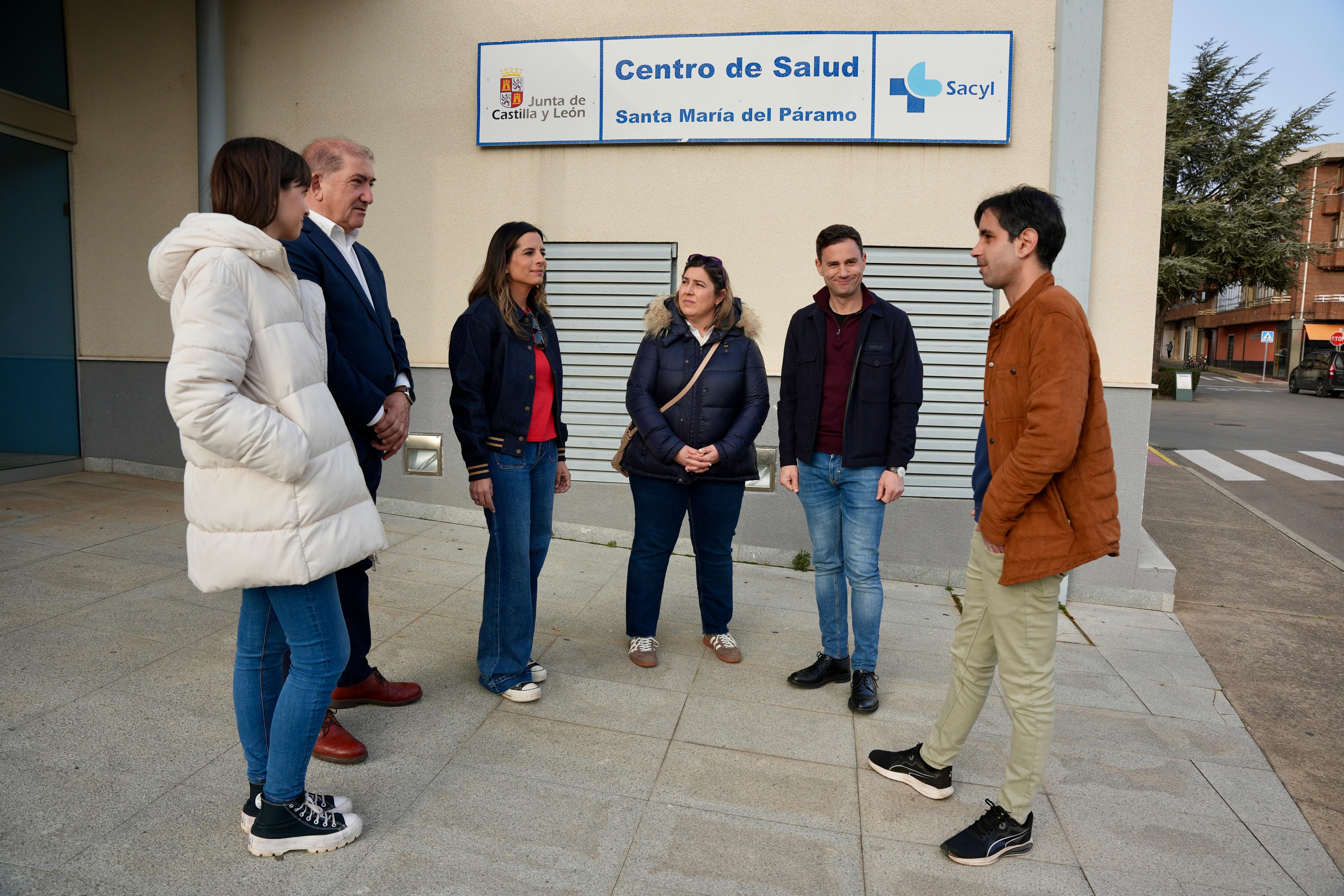 Visita de Nuria Rubio al centro de salud de Santa María con otros representantes socialistas. | L.N.C.