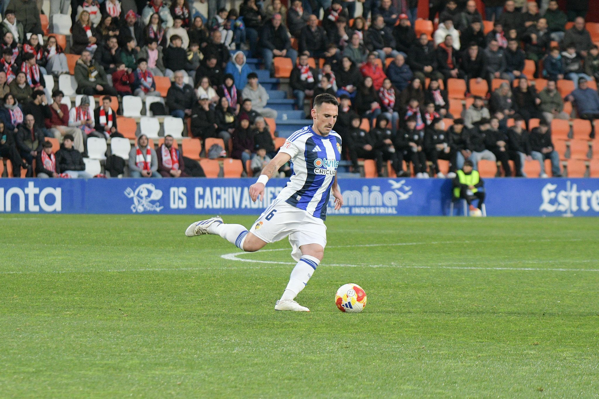 Fede San Emeterio en el Anxo Carro contra el Lugo. | ENRIQUE RAMÓN