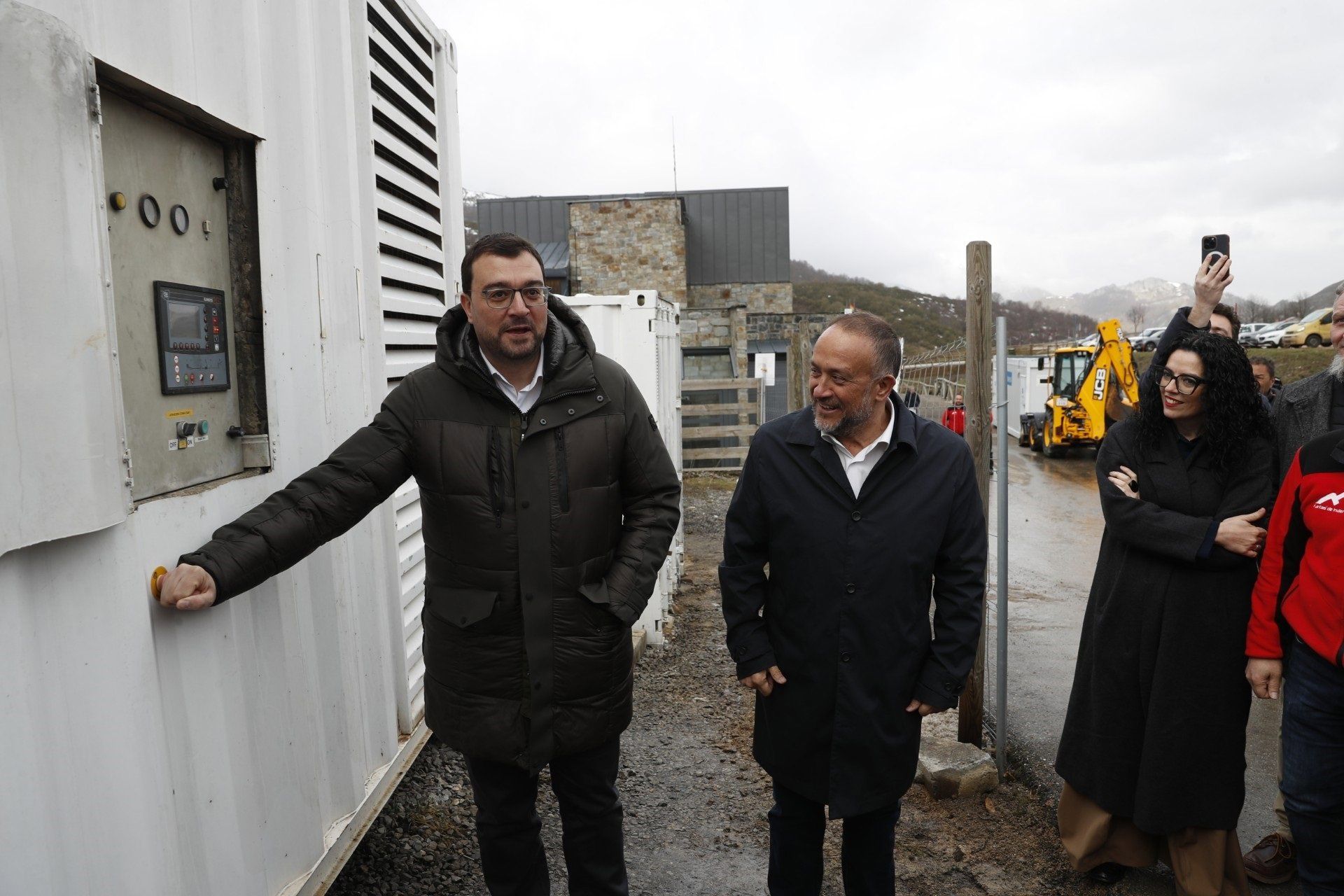 Adrián Barbón y Gerardo Álvarez Courel en el apagado de los depósitos de Fuentes de Invierno. | PRINCIPADO ASTURIAS