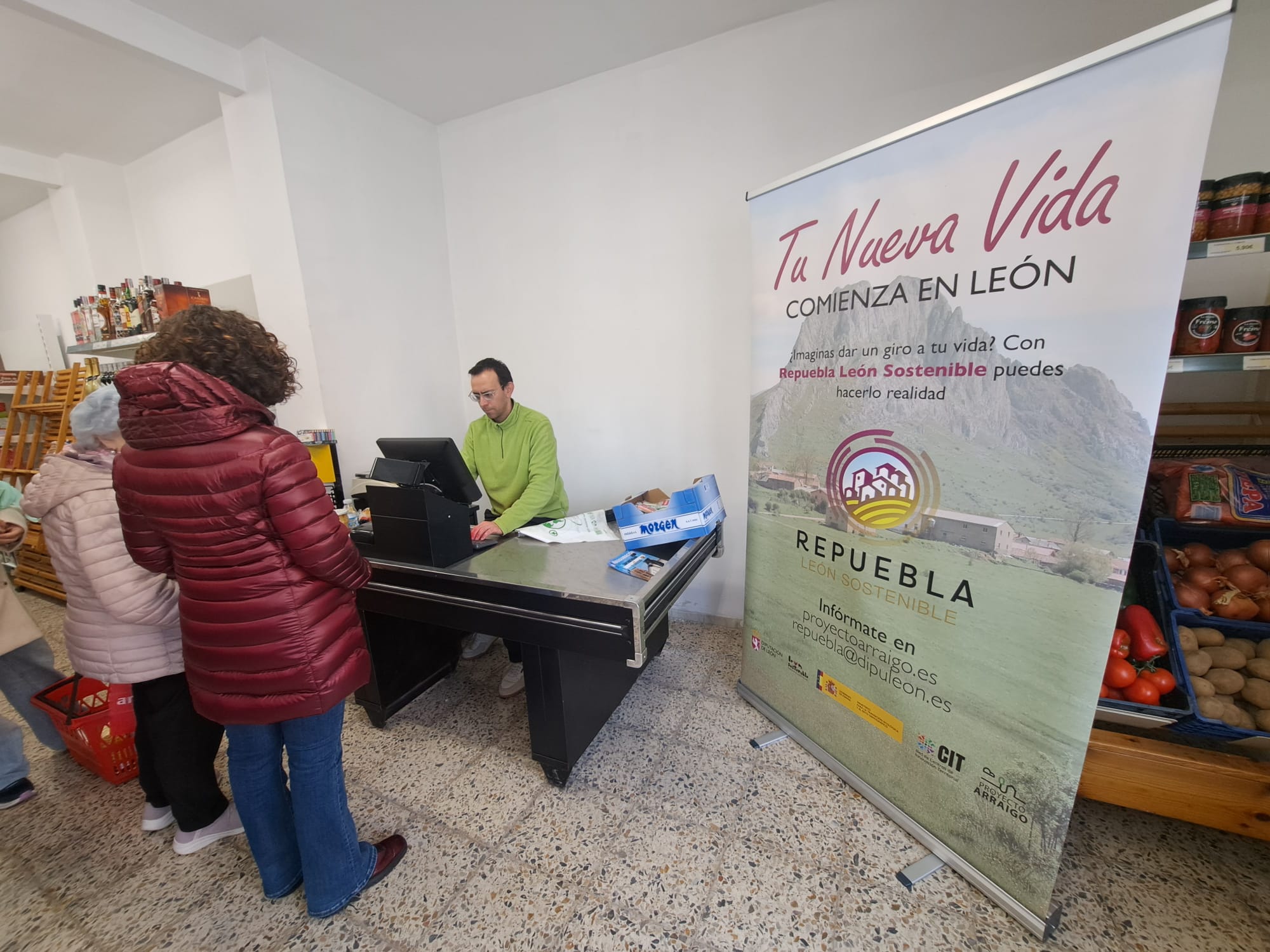 Javi atendiendo a clientes en el nuevo supermercado de Fresno de la Vega. | L.N.C.