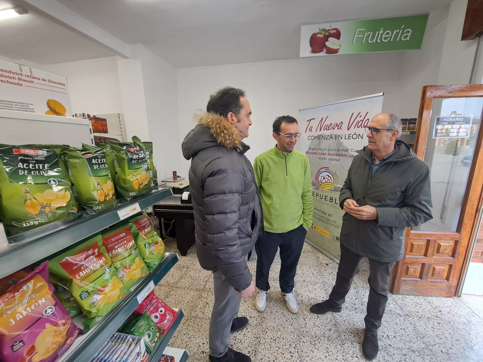 Alfonso Melón y Francisco Javier Álvarez junto a Javi durante la visita a la tienda. | L.N.C.