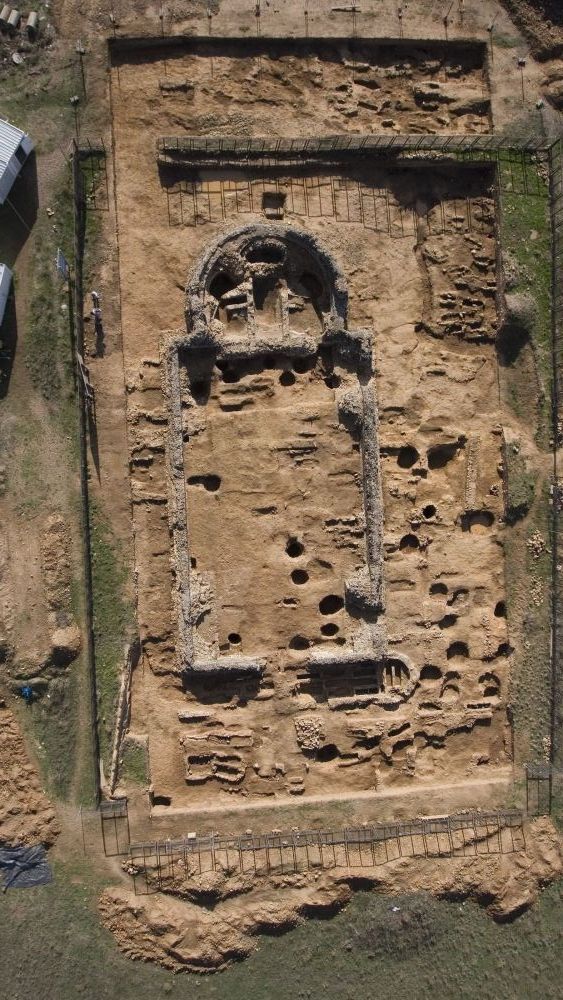 En la fotografía, vista aérea de los restos de la Iglesia Martirial de Marialba, en el municipio de Villaturiel.
