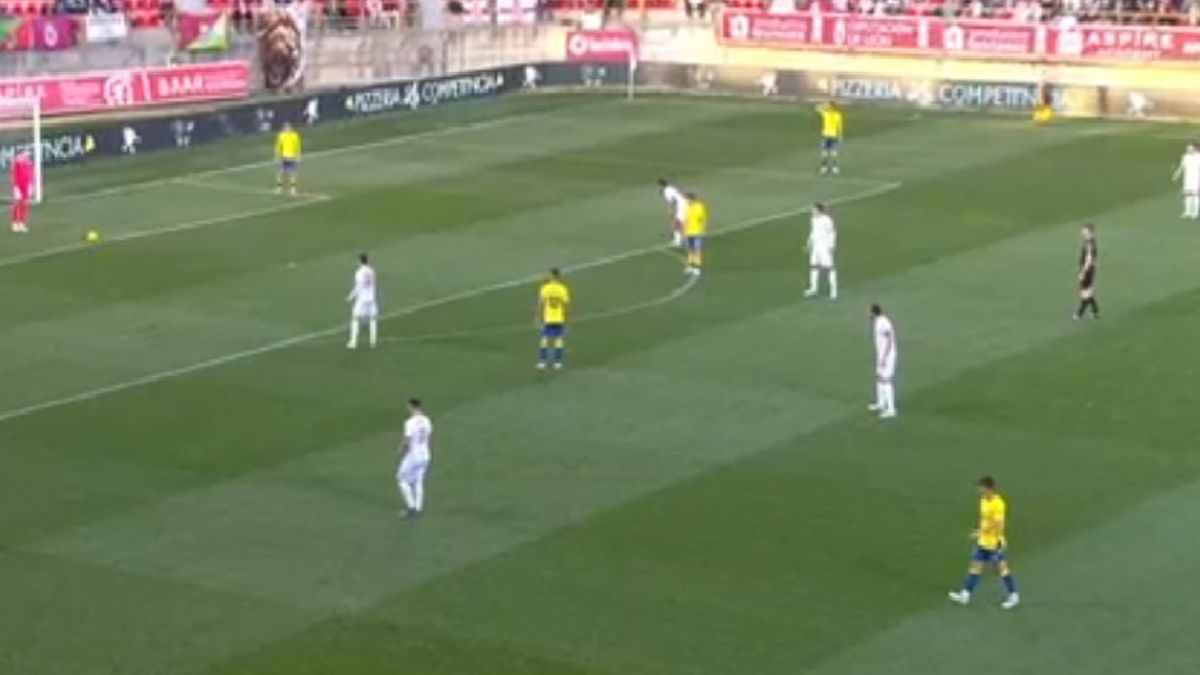 Imagen de la presión de la Cultural con hasta seis jugadores en tres cuartos al sacar Las Palmas de portería.