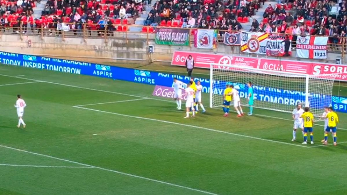 Defensa de los jugadores de la Cultural en un córner, con marca al hombre y siete jugadores de campo en área pues tres estaban en el centro del campo.