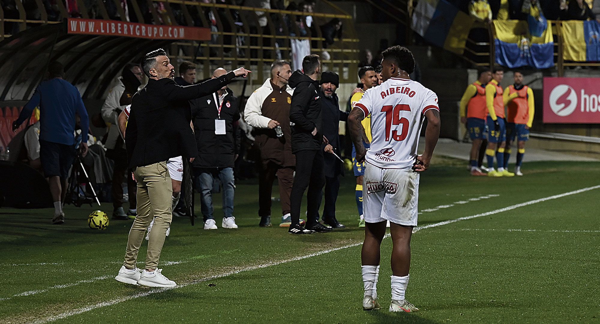 El técnico de la Cultural, De la Barrera, da instrucciones frente a Las Palmas. | SAÚL ARÉN