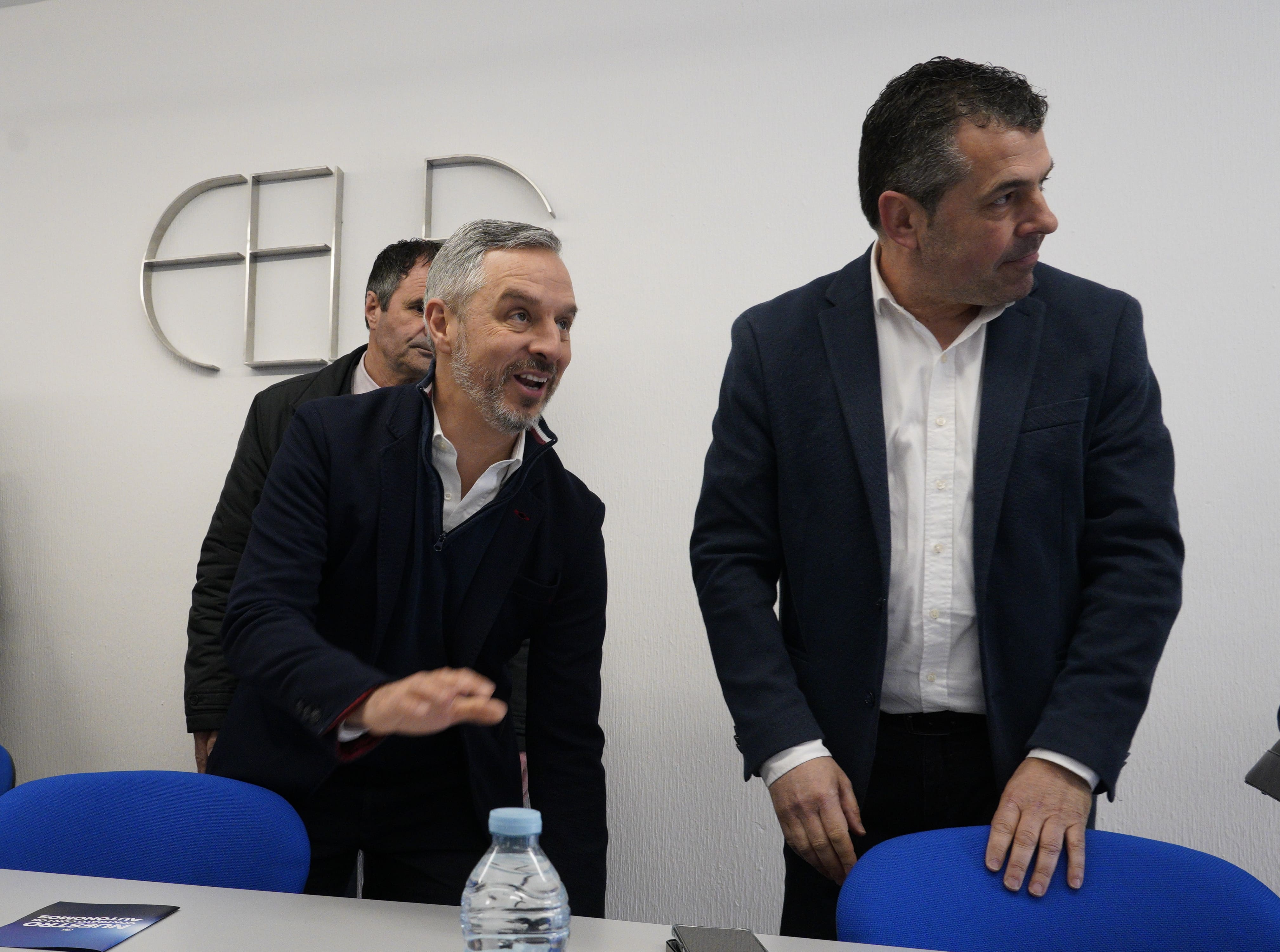 Juan Bravo, a la izquierda de la imagen, en la sede de Fele Bierzo. | CÉSAR SÁNCHEZ (ICAL)