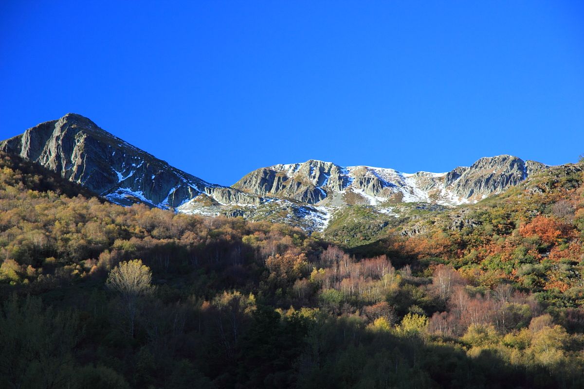 En la fotografía, vista de Peña Cefera y Arcos del Agua.